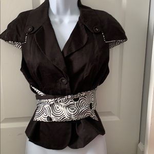 Cache- cut out back with patterned belt top